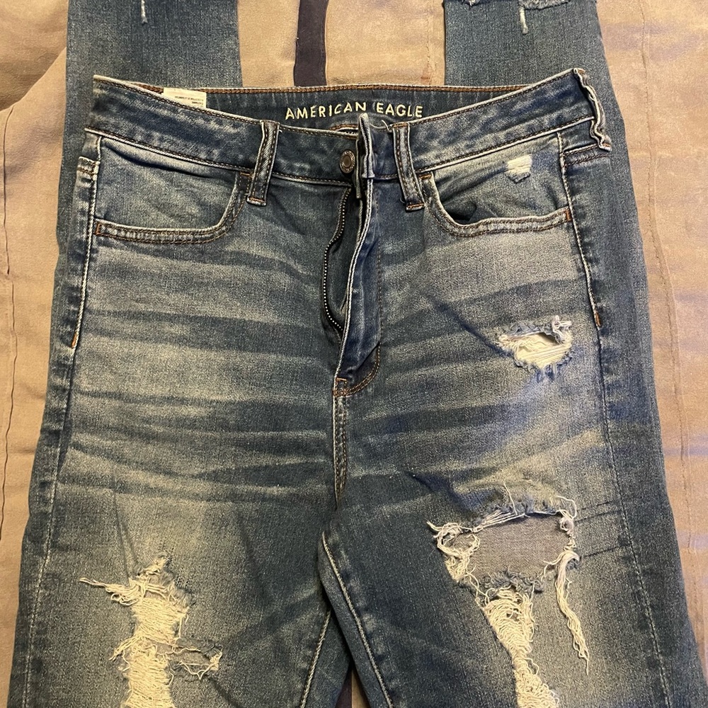 American Eagle women’s distressed skinny jeans